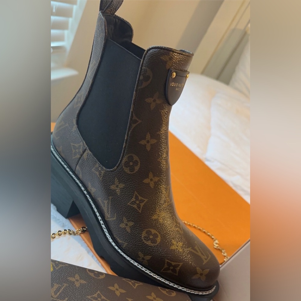 LV boots only worn twice have receipts with price size 40